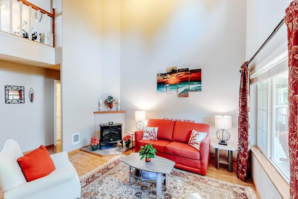 Beautiful coastal escape on golf course with enclosed yard & private gas grill House in Waldport