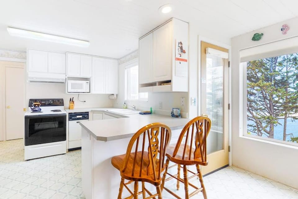 Dreamy coastal getaway with stunning ocean views washer&dryer free WiFi cable House in Waldport