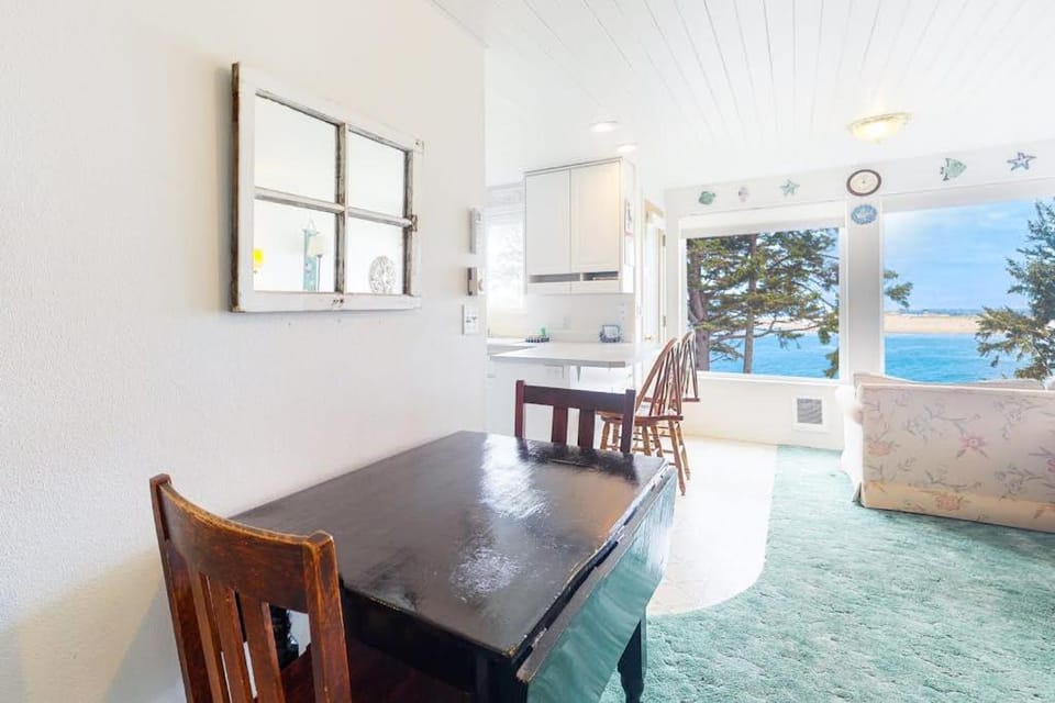 Dreamy coastal getaway with stunning ocean views washer&dryer free WiFi cable House in Waldport