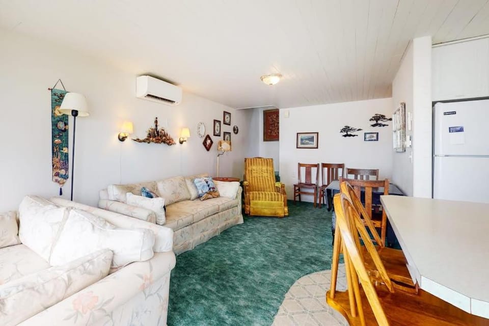 Dreamy coastal getaway with stunning ocean views washer&dryer free WiFi cable House in Waldport