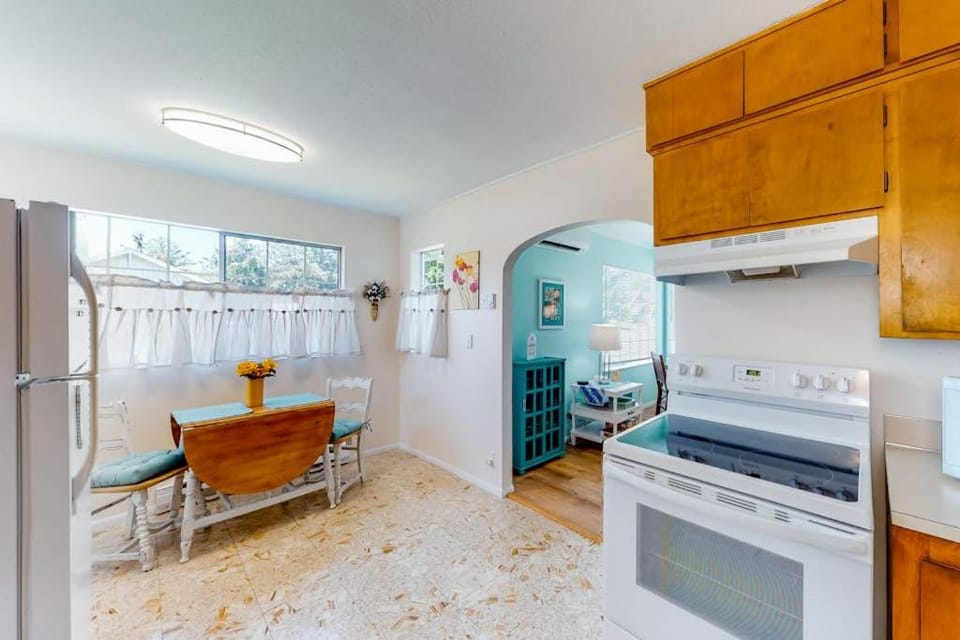 Charming dog-friendly house with Wifi & W&D - near the river House in Waldport