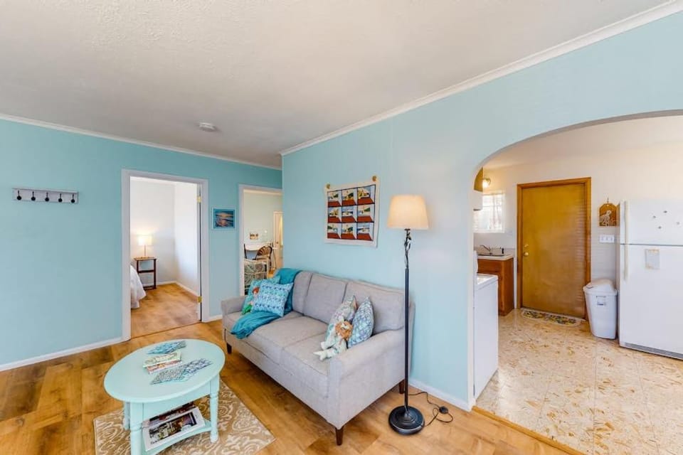 Charming dog-friendly house with Wifi & W&D - near the river House in Waldport