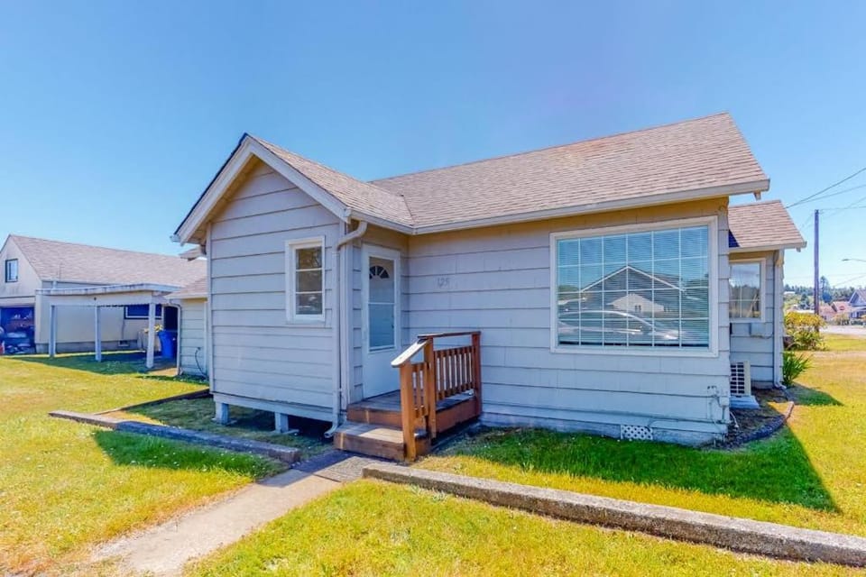 Charming dog-friendly house with Wifi & W&D - near the river House in Waldport