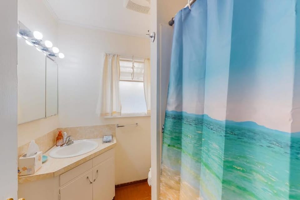 Charming dog-friendly house with Wifi & W&D - near the river House in Waldport