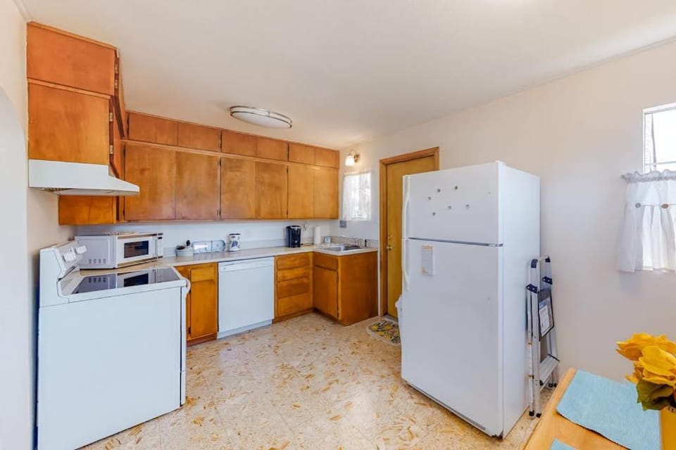 Charming dog-friendly house with Wifi & W&D - near the river House in Waldport