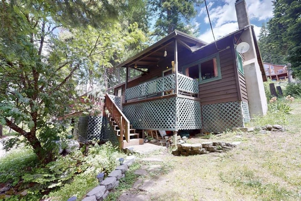 Vintage Cottage with Private Hot Tub Fireplace & Deck - Walk to the Lake Dogs OK House in Oregon