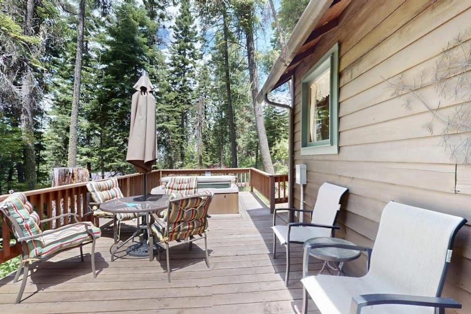 Vintage Cottage with Private Hot Tub Fireplace & Deck - Walk to the Lake Dogs OK House in Oregon