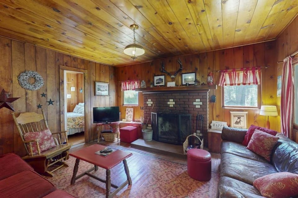 Vintage Cottage with Private Hot Tub Fireplace & Deck - Walk to the Lake Dogs OK House in Oregon