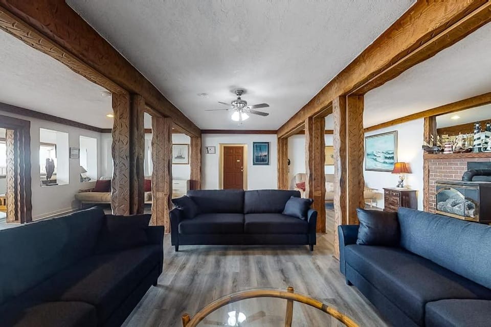 Oceanfront Home with Ocean View High-Speed WiFi washer&dryer & Gas Fireplace House in Oregon