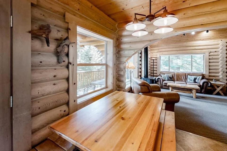 Custom-built log home with gas grill free WiFi deck and private location House in Oregon