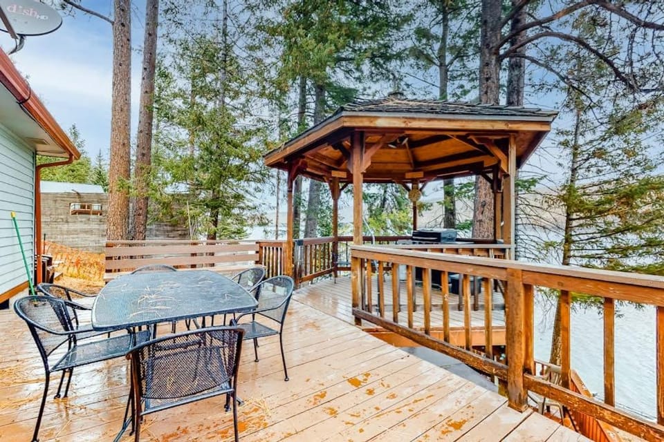 Classic lakefront home with private hot tub fireplace & washer&dryer House in Oregon