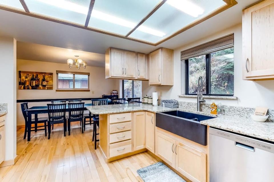 Classic lakefront home with private hot tub fireplace & washer&dryer House in Oregon