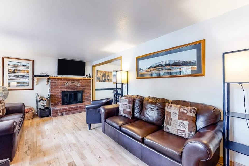 Classic lakefront home with private hot tub fireplace & washer&dryer House in Oregon