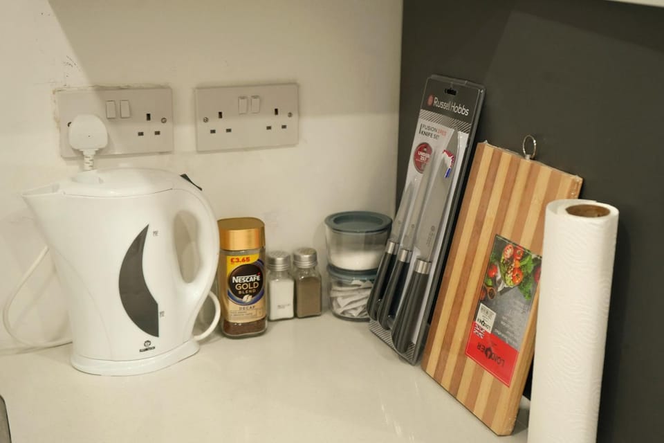 Elegant home near HeathrowAirport fast city access free parking and WiFi Apartment in London Borough of Ealing