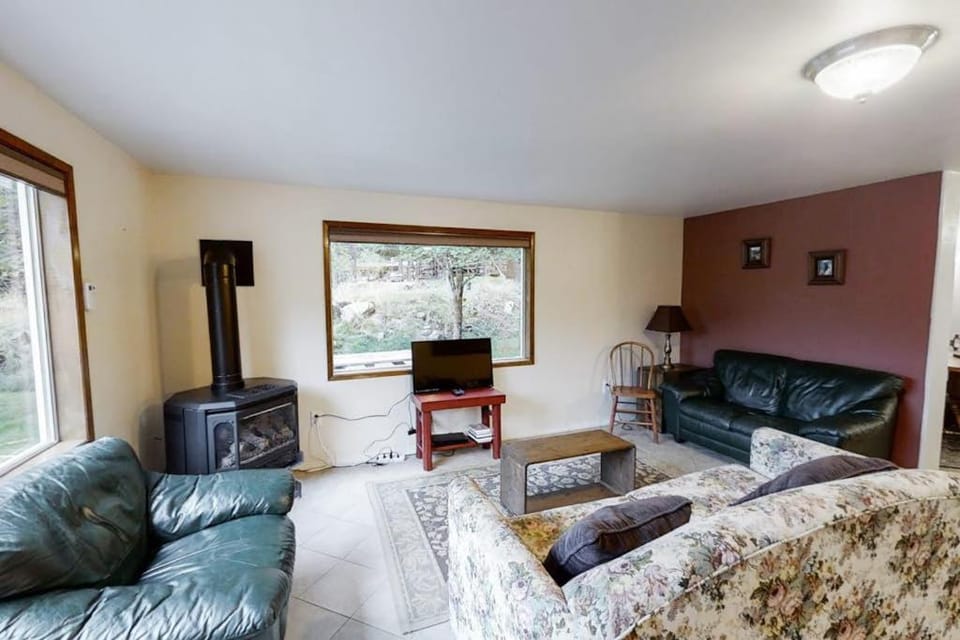 Wonderful Home Close to Lake withPrivate W&D WiFi Gas Fireplace - 2 Dogs Okay House in Oregon