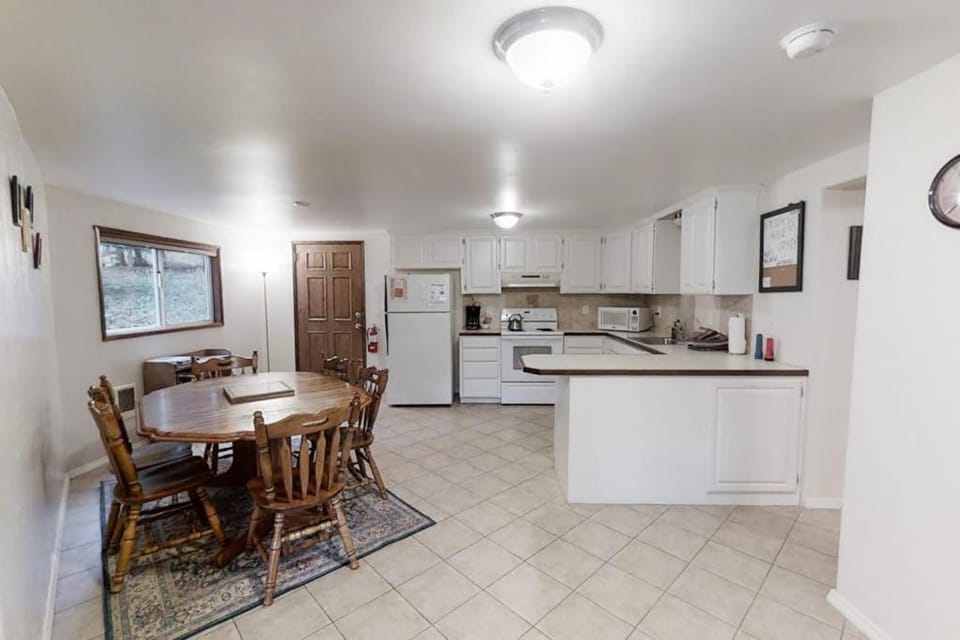 Wonderful Home Close to Lake withPrivate W&D WiFi Gas Fireplace - 2 Dogs Okay House in Oregon