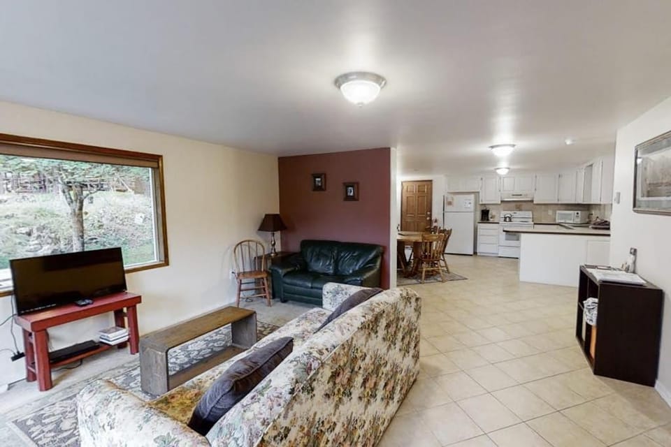 Wonderful Home Close to Lake withPrivate W&D WiFi Gas Fireplace - 2 Dogs Okay House in Oregon