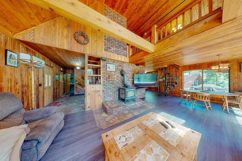 Nana and Papa's - Lakefront dog-friendly home in Joseph with amazing yard deck House in Oregon