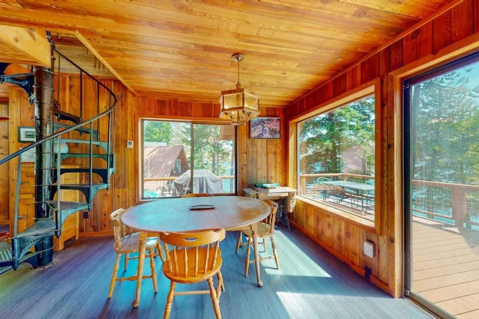 Nana and Papa's - Lakefront dog-friendly home in Joseph with amazing yard deck House in Oregon