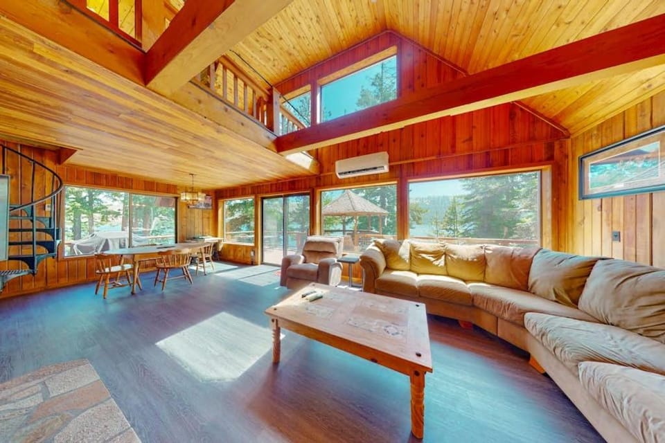 Nana and Papa's - Lakefront dog-friendly home in Joseph with amazing yard deck House in Oregon
