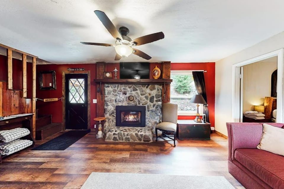 Cozy dog-friendly home with fireplace near Wallowa Lake State Park & tram House in Oregon
