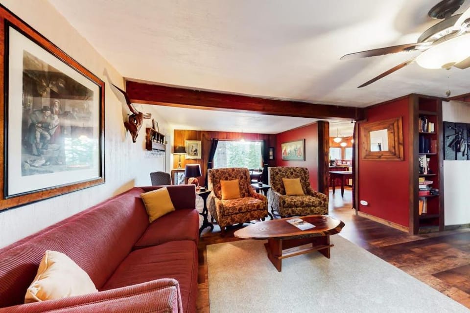 Cozy dog-friendly home with fireplace near Wallowa Lake State Park & tram House in Oregon