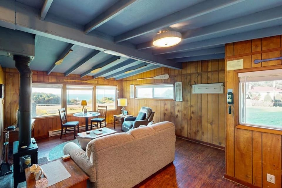 Cottage with Panoramic Ocean Views in Quiet Area - Dogs OK House in Oregon