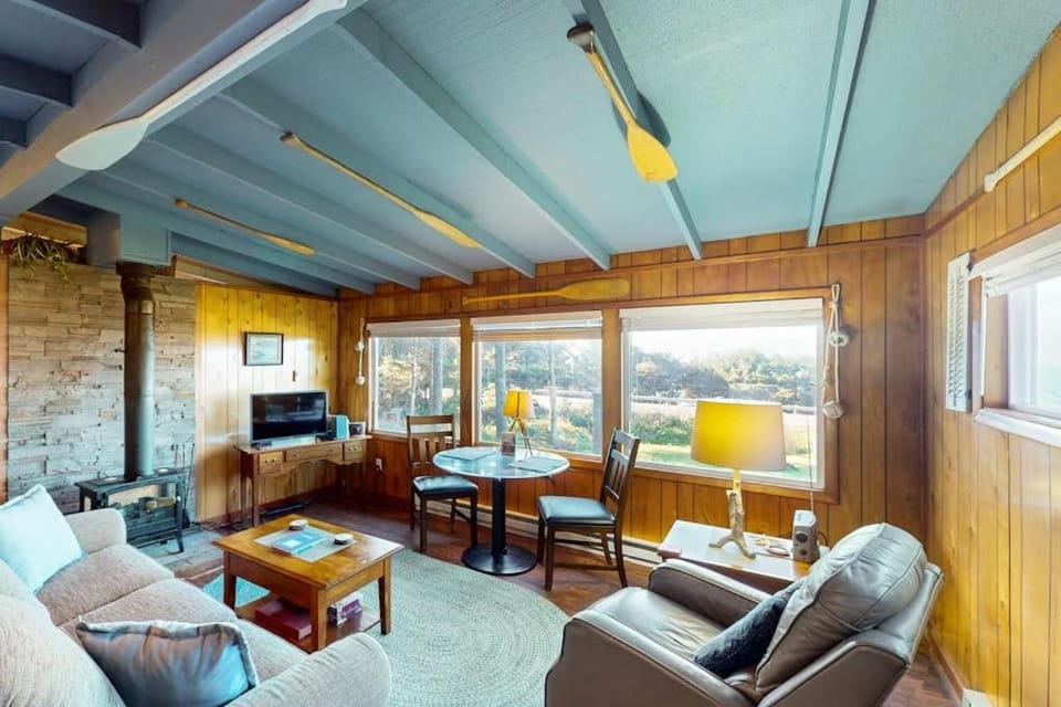 Cottage with Panoramic Ocean Views in Quiet Area - Dogs OK House in Oregon