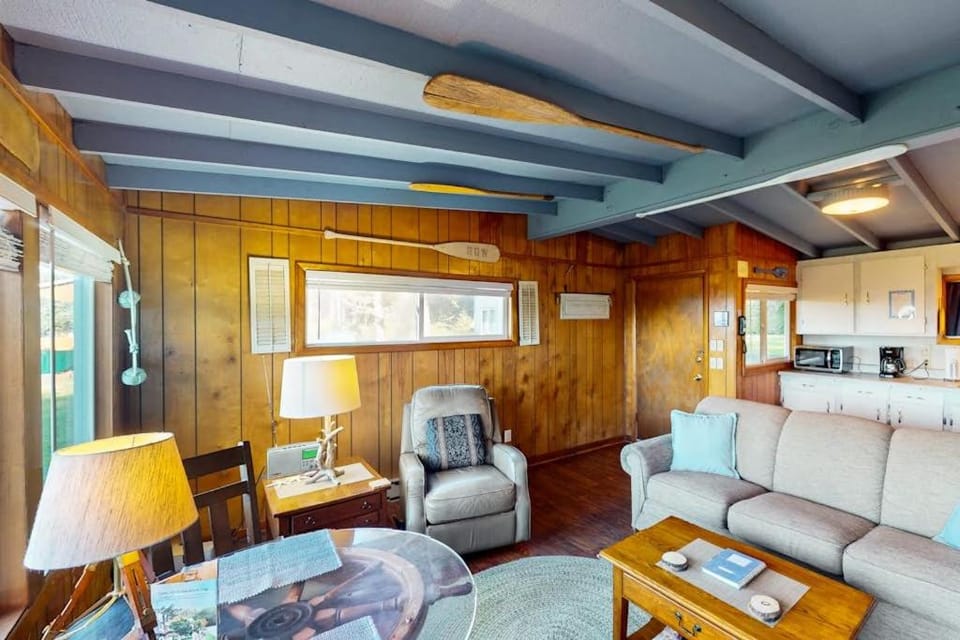 Cottage with Panoramic Ocean Views in Quiet Area - Dogs OK House in Oregon