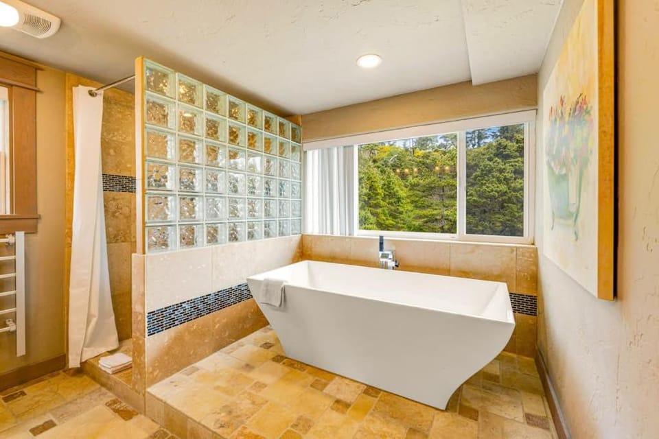 Luxurious home with 3 suites 3 fireplaces game room & hot tub - walk to beach House in Waldport