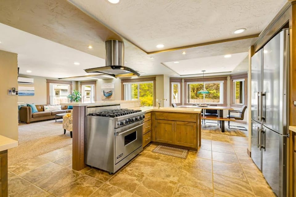 Luxurious home with 3 suites 3 fireplaces game room & hot tub - walk to beach House in Waldport