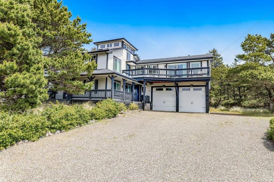 Luxurious home with 3 suites 3 fireplaces game room & hot tub - walk to beach House in Waldport