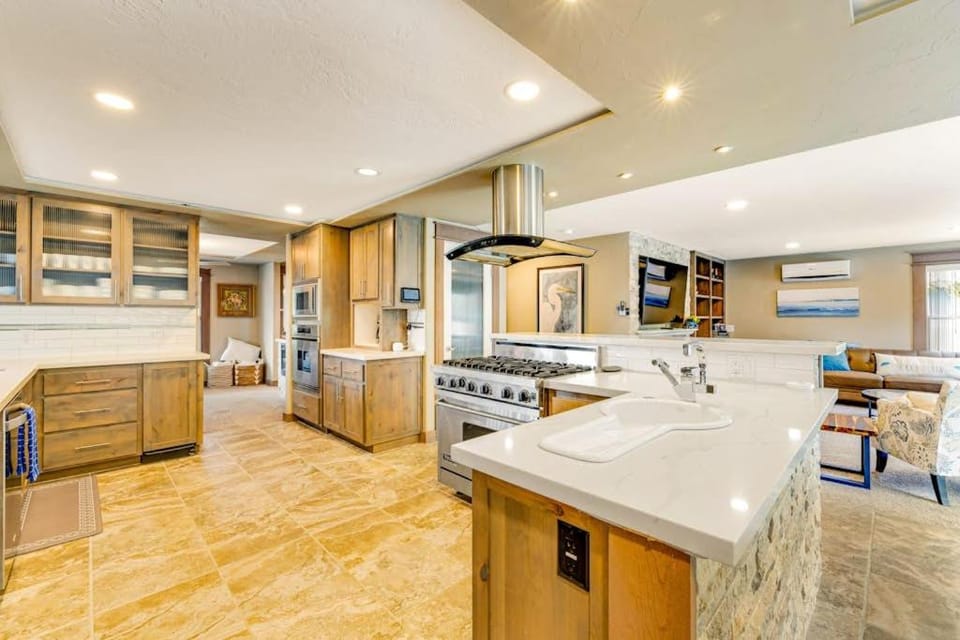 Luxurious home with 3 suites 3 fireplaces game room & hot tub - walk to beach House in Waldport