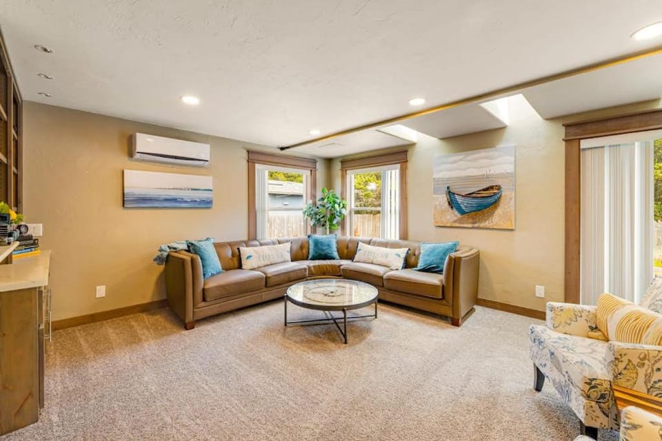 Luxurious home with 3 suites 3 fireplaces game room & hot tub - walk to beach House in Waldport