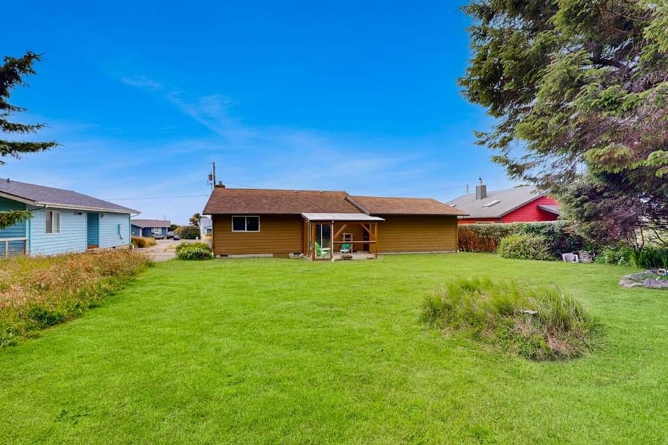 Experience Comfort and Serenity by the Sea Dog Friendly with AC & Patio House in Yachats