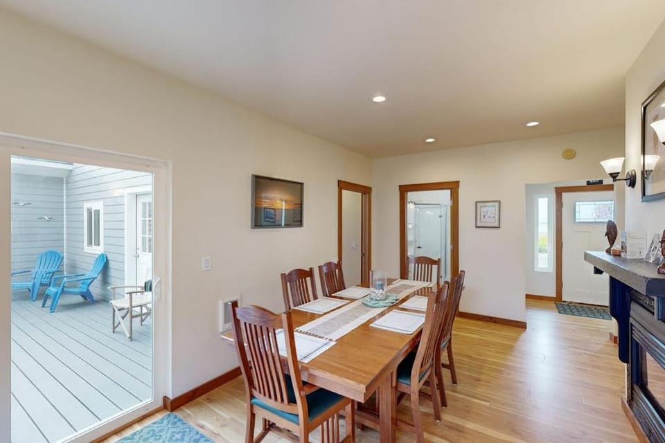 3000 sq ft private home with bay views pool table firepit outdoor bar & grill House in Washington