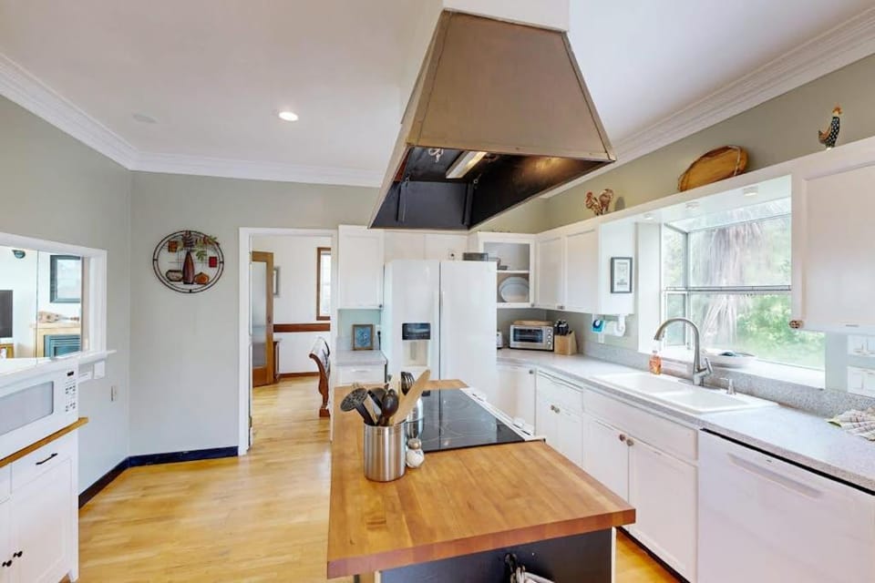 3000 sq ft private home with bay views pool table firepit outdoor bar & grill House in Washington