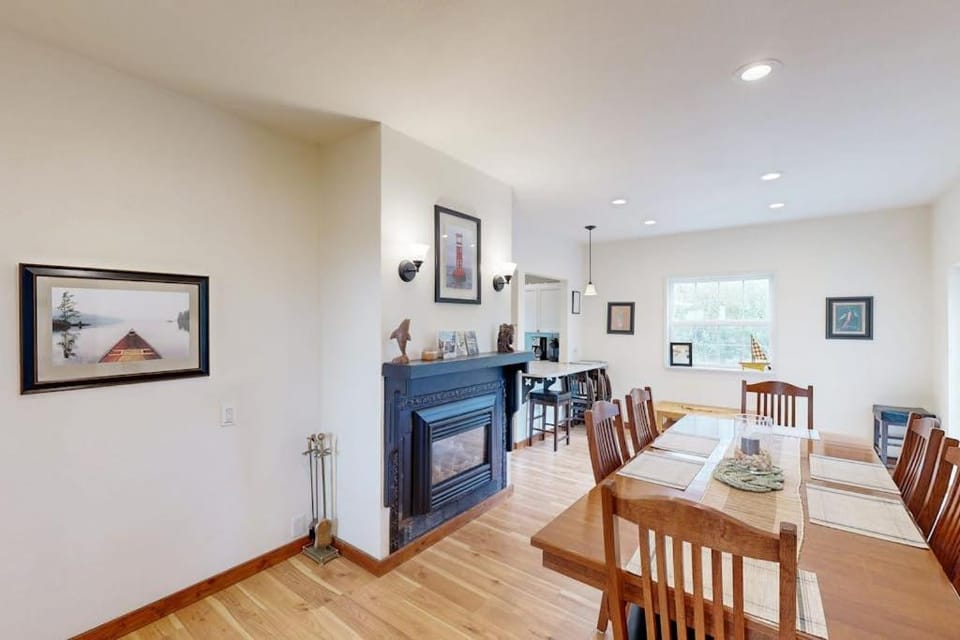 3000 sq ft private home with bay views pool table firepit outdoor bar & grill House in Washington