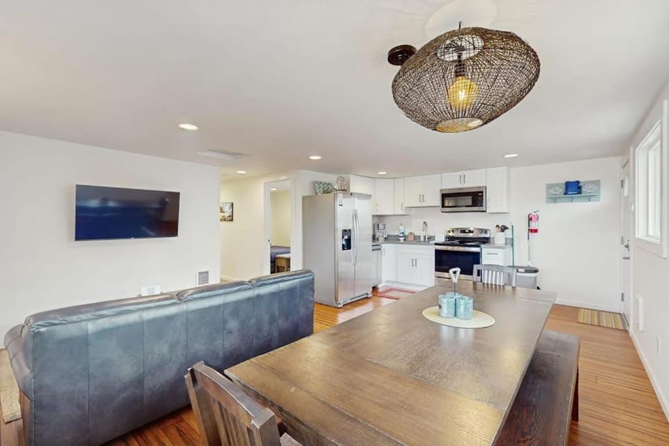 Downtown Condo with rooftop deck - just steps to beach restaurants & bars House in Long Beach