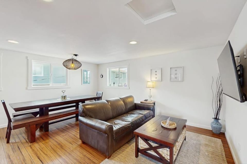 Downtown Condo with rooftop deck - just steps to beach restaurants & bars House in Long Beach