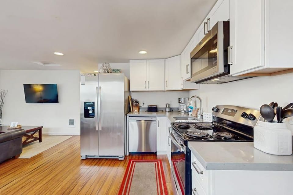 Downtown Condo with rooftop deck - just steps to beach restaurants & bars House in Long Beach