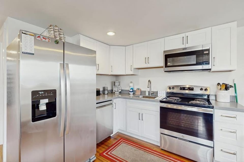 Downtown Condo with rooftop deck - just steps to beach restaurants & bars House in Long Beach