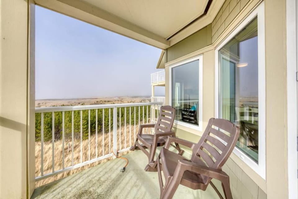 Dog-friendly oceanfront condo with electric fireplace - walk to the beach House in Long Beach