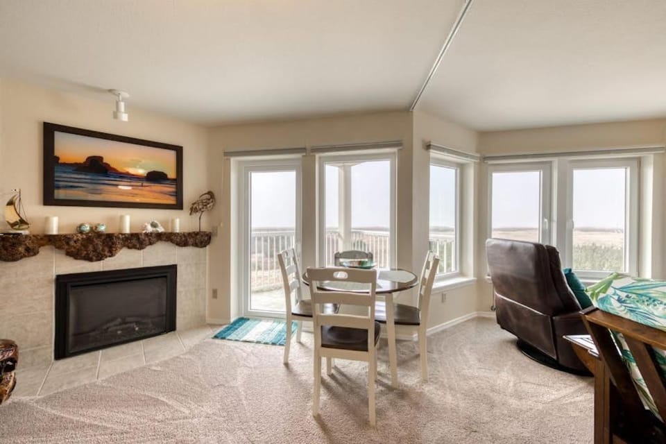 Dog-friendly oceanfront condo with electric fireplace - walk to the beach House in Long Beach