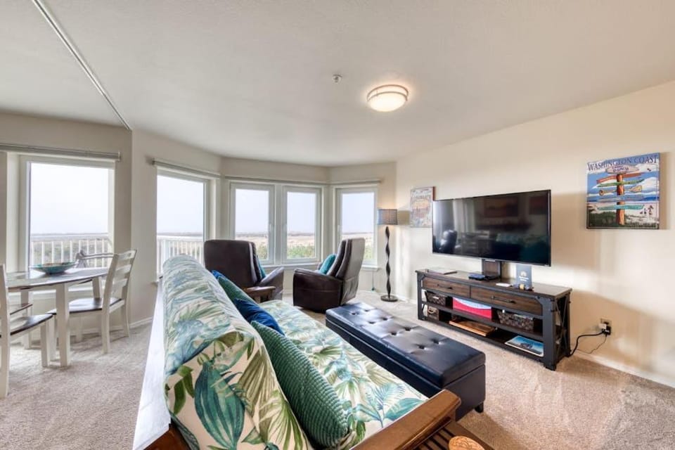 Dog-friendly oceanfront condo with electric fireplace - walk to the beach House in Long Beach