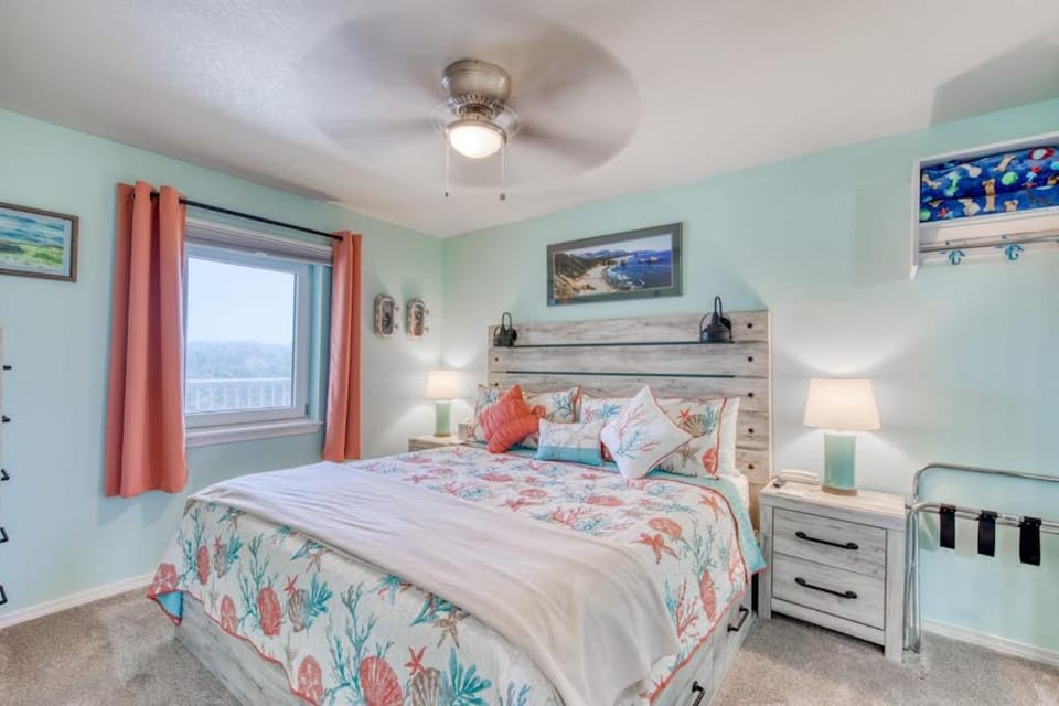 Dog-friendly oceanfront condo with electric fireplace - walk to the beach House in Long Beach
