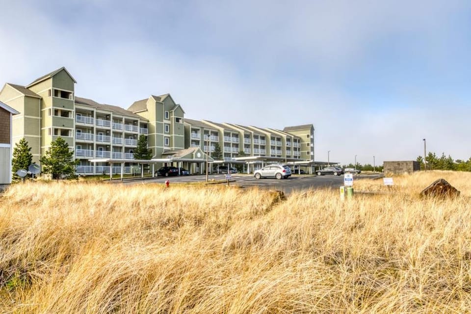 Dog-friendly oceanfront condo with electric fireplace - walk to the beach House in Long Beach