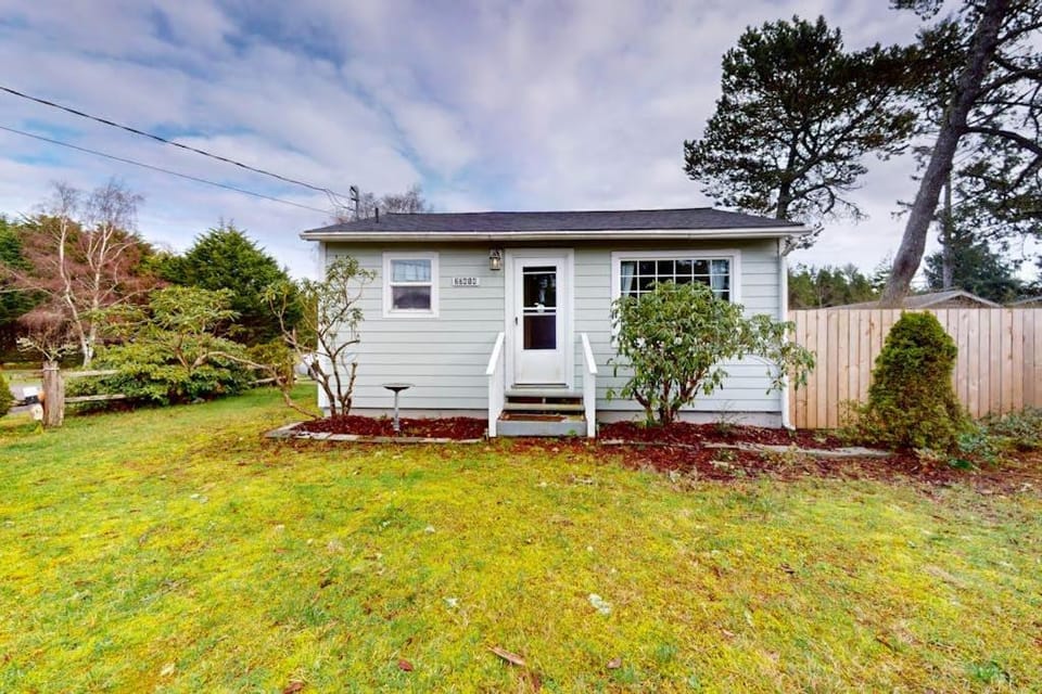 Charming dog-friendly cottage withprivate gas grill free WiFi yard and firepit House in Ocean Park