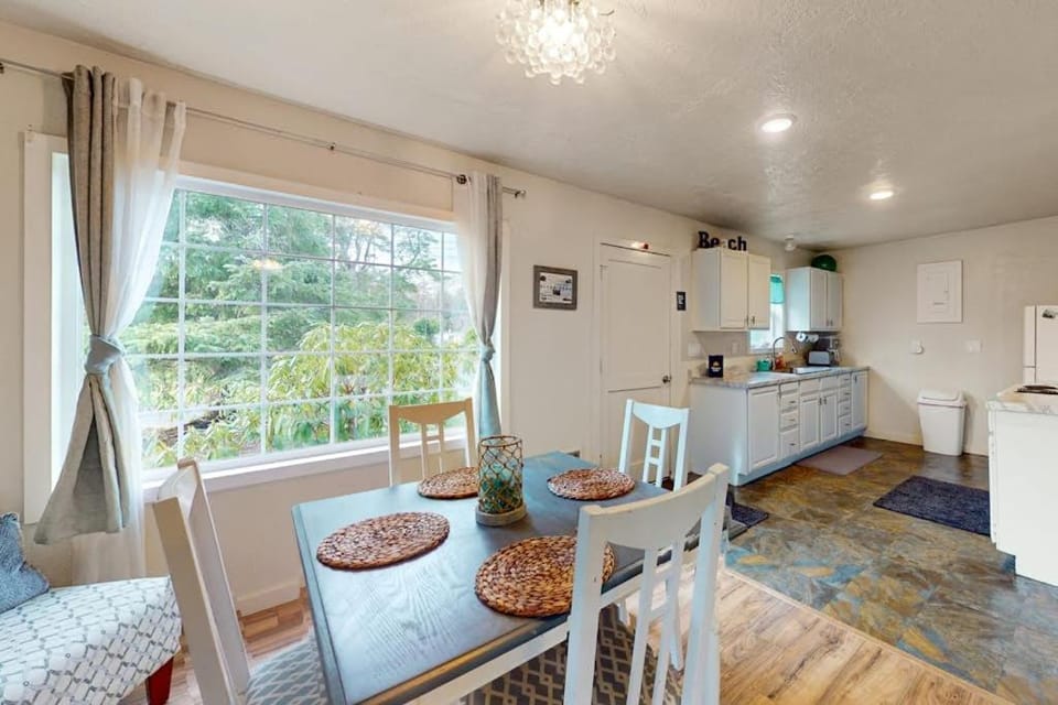 Charming dog-friendly cottage withprivate gas grill free WiFi yard and firepit House in Ocean Park