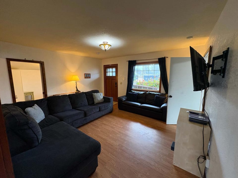 Downtown home with private hot tub & WiFi - walk to beach - dog-friendly yard House in Ocean Park